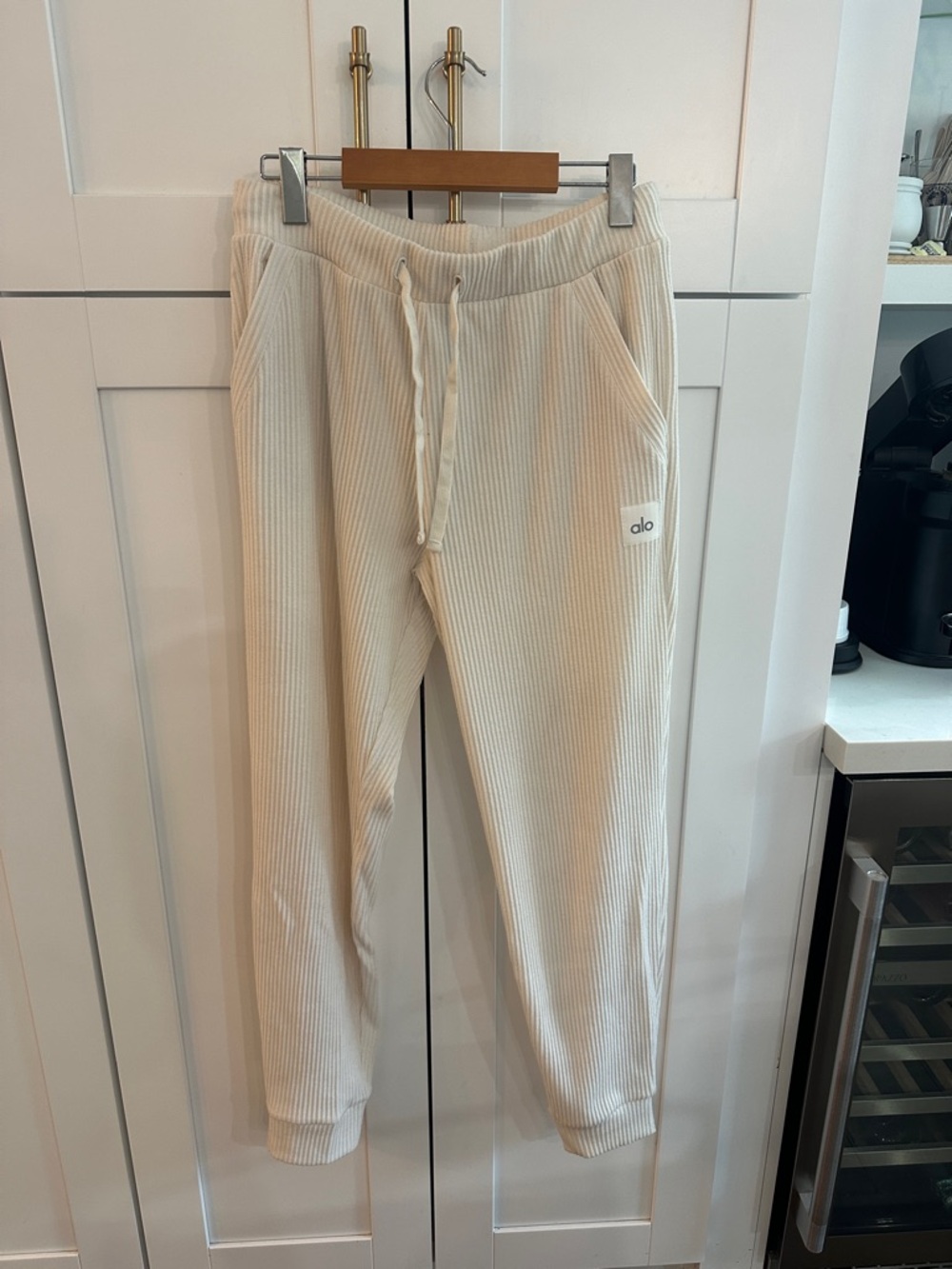 ALO Yoga Cream Ribbed Jogger Pants - Neutral Cream